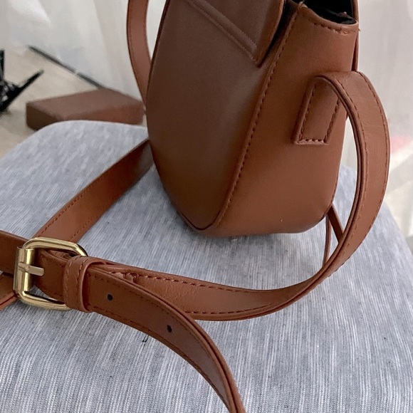 JJ WINTERS-like new! Brown Crossbody Bag with Flap Closure and adjustable strap! - Picture 4 of 16